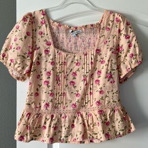 Beautiful floral peach top -size medium